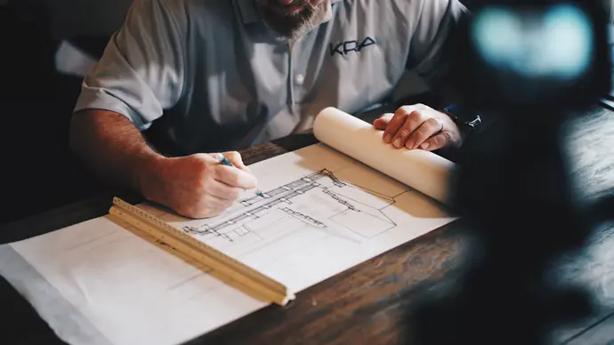 Architekt zeichnet einen Bauplan auf Papier
